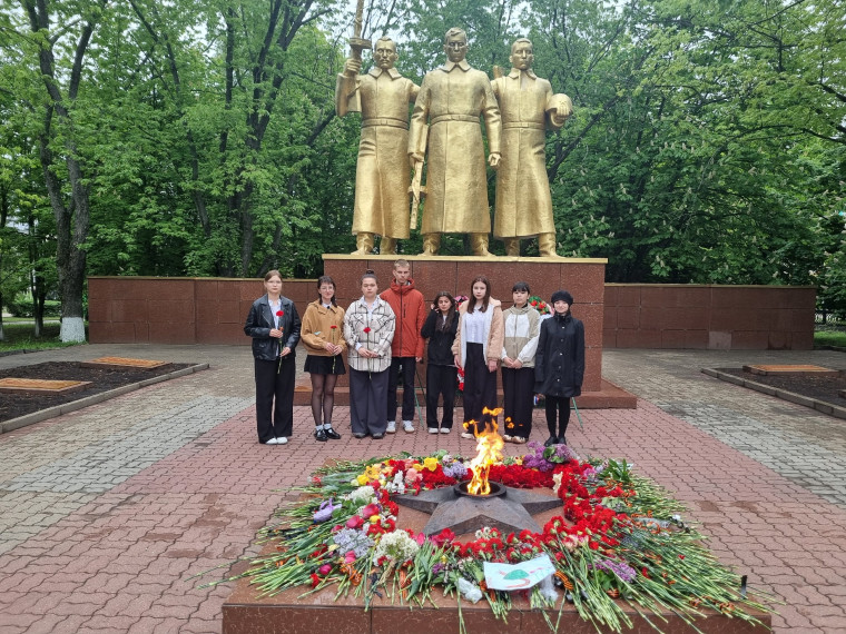 Традиция возложения цветов накануне Дня Победы.